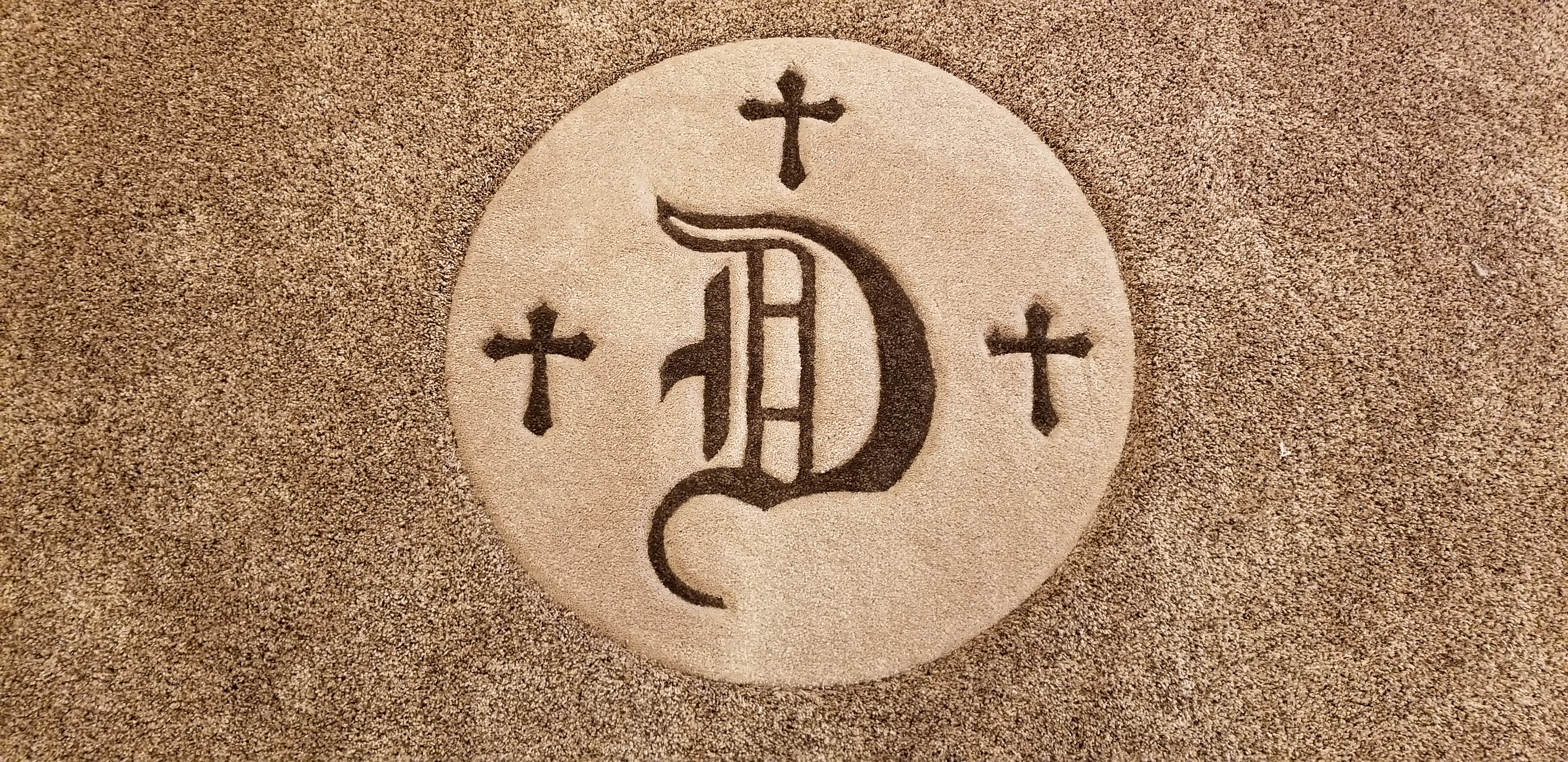 A close up of the letter d on a plaque